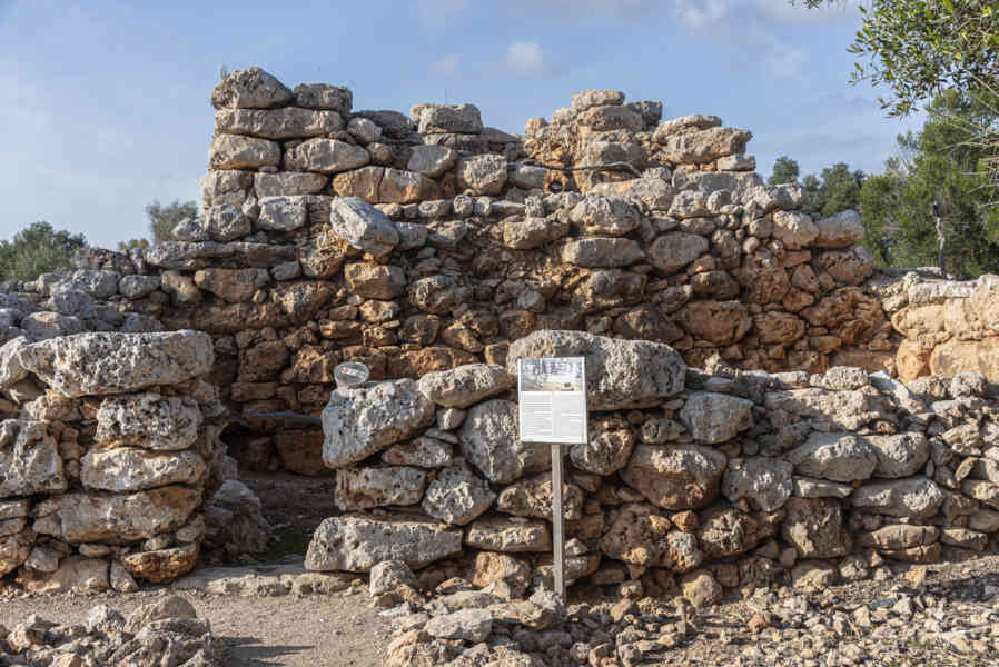 Mallorca - Llucmajor 40 - poblado prehistórico de Capocorb Vell.jpg